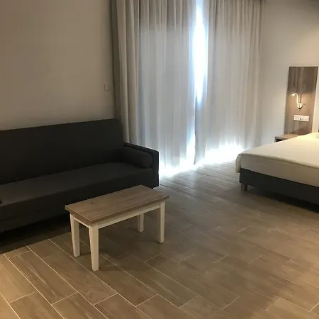 Ξενοδοχείο με διαμερίσματα Stratovarius Nissi 4*